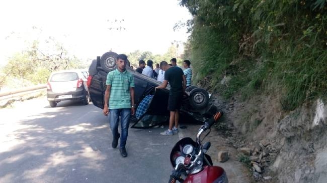 घोल्टी के पास पलटी कार, टला हादसा