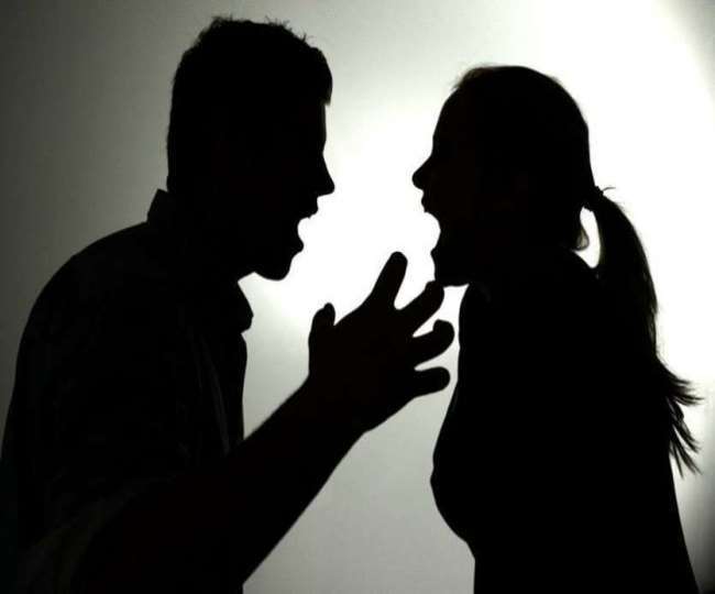 पिता की अस्थियां विसर्जित कर घर लाैटा पति, पत्नी ने देर से खाेला दरवाजा, जानिए फिर क्या हुआ