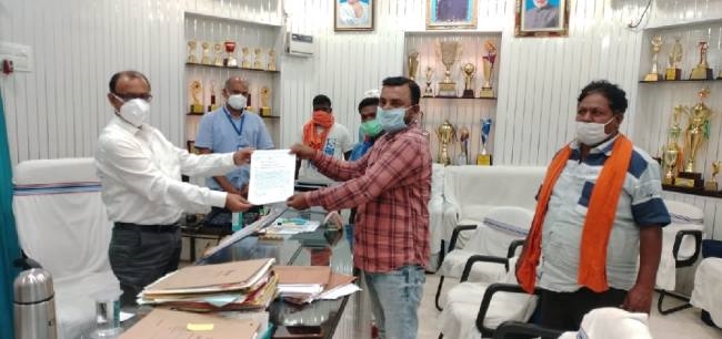 विस्थापितों ने ढोरी महाप्रबंधक को सौंपा मांगपत्र