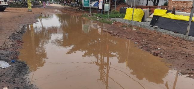 मौसम की पहली बरसात से नरक में तब्दील हुआ नगर का टेक्सटाईल कालोनी