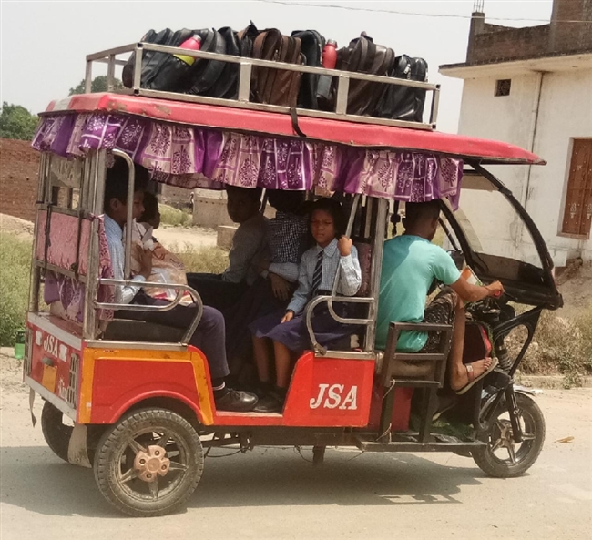 रूट न पार्किंग, ई- रिक्शा दौड़ाकर की जा रही कमाई