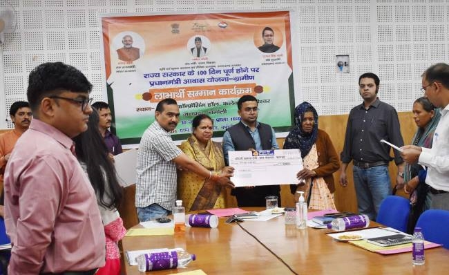 225 अधिक लाभार्थियों को सौंपी आवास की चाबी