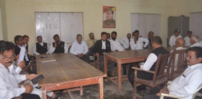 नायब तहसीलदार के तबादले पर अड़े अधिवक्ता, आज से हड़ताल