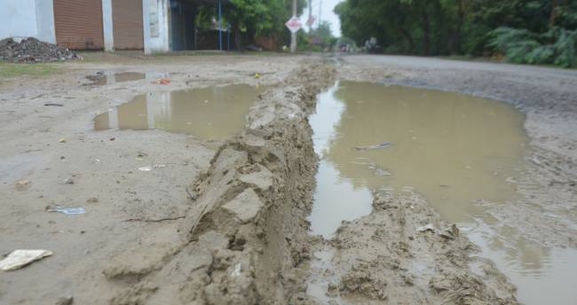 बारिश के पानी से भरे सड़क के गड्ढे हुए जानलेवा