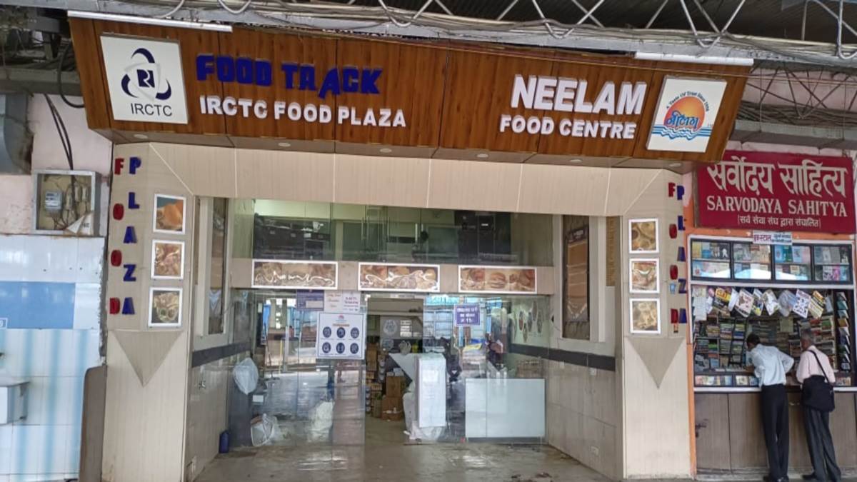 20 साल से प्रयागराज जंक्शन की पहचान बने नीलम फूड प्लाजा पर ताला, जानिए क्या है वजह