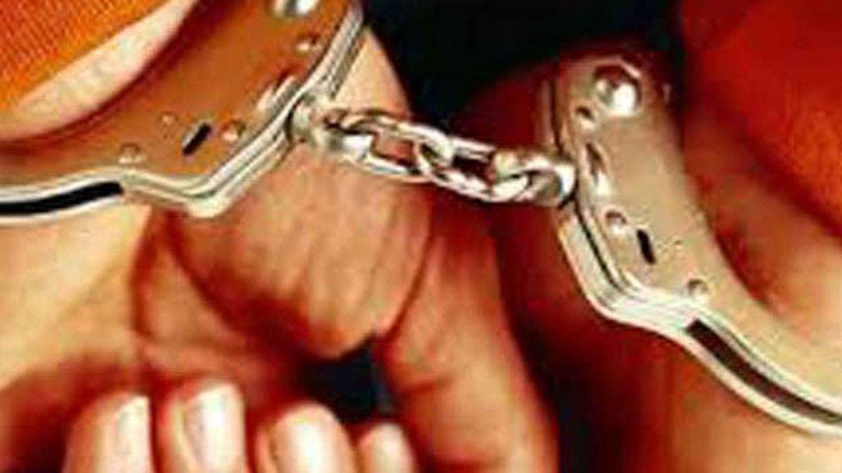 टेलर पर हमला करने वाला एक गिरफ्तार, दूसरे ने किया आत्मसमर्पण; आरोपित के कब्जे से तमंचा और कारतूस बरामद