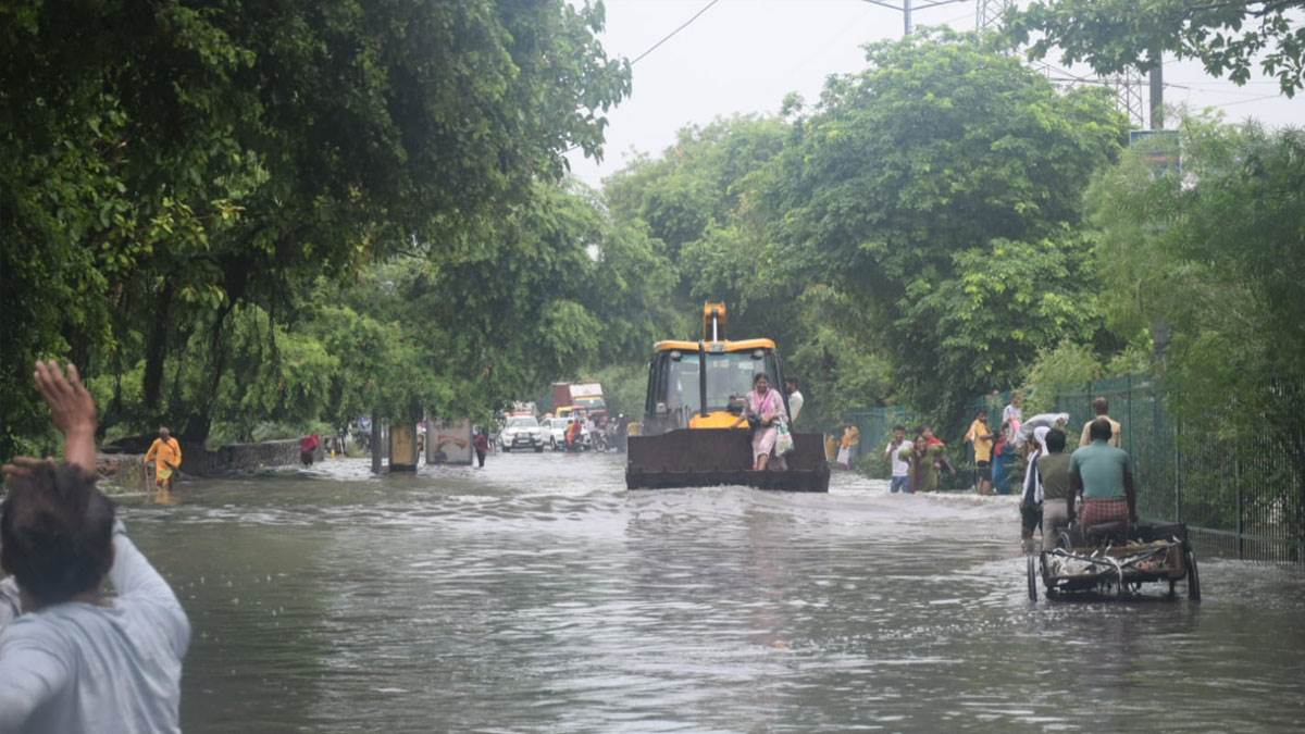 Delhi Rain Today: बारिश से अस्त-व्यस्त हुई दिल्ली, कहीं बुलडोजर पर बैठी महिला तो कहीं धक्कामार चली गाड़ी, देखें तस्वीरें
