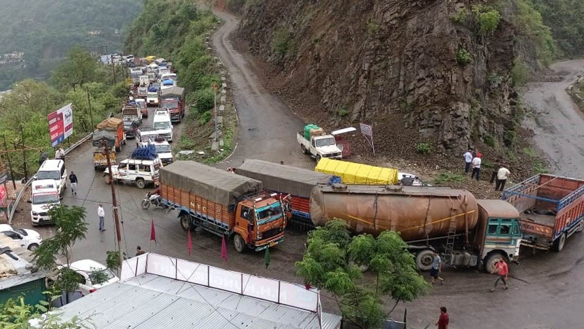Uttarakhand Weather Update: उत्तराखंड में भारी वर्षा से तीन दर्जन से अधिक मार्ग अवरुद्ध, शुक्रवार के लिए अलर्ट जारी