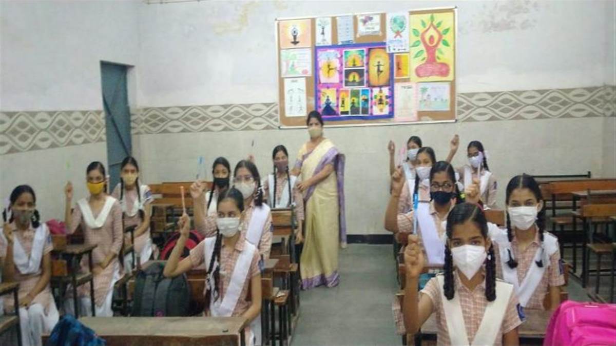 सीएसआर फंड से बदल रही परिषदीय स्कूलों की तस्वीर, अब स्मार्ट क्लास जैसी मिल रही सुविधा