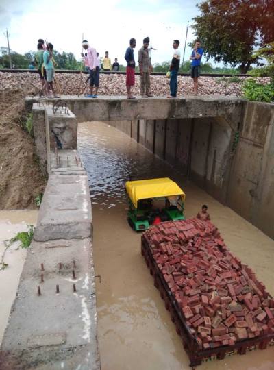 रेलवे के अंडरपास में जलभराव, फंसे वाहन