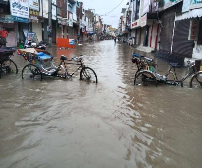 Haryana Weather Update: हरियाणा में रात से लगी झड़ी, जलभराव से डरे लाेग, जानें कब होगी बारिश