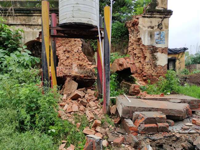 चंदौली तहसील के पुराने भवन की दीवार गिरी, मलबे में दबकर महिला ने तोड़ा दम