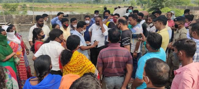 ग्रामीणों ने बंद कराया तालाब का सौंदर्यीकरण कार्य