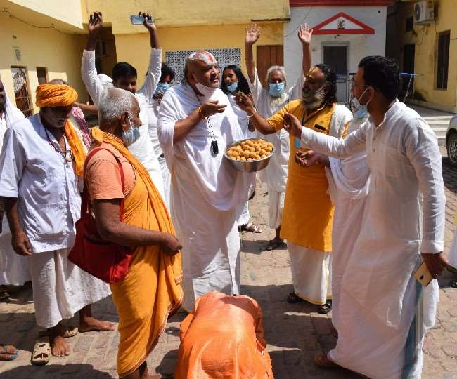 Ayodhya Demolition Case: रामनगरी अयोध्या में उत्सुकता और सुकून के बीच बीता फैसले का दिन