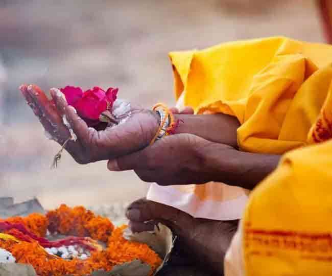 Pitru Paksha 2021: सर्वार्थ सिद्धि योग में तर्पण और खरीदारी करना है पुण्यकारी, ऐसे बना रहेगा पितरों का आशीर्वाद