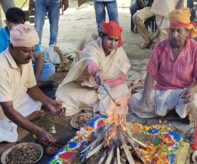 Bhabanipur by elections में ममता बनर्जी की रिकार्ड जीत के लिए तृणमूल सांसद ने किया हवन, पति ने दरगाह में चढ़ाई चादर