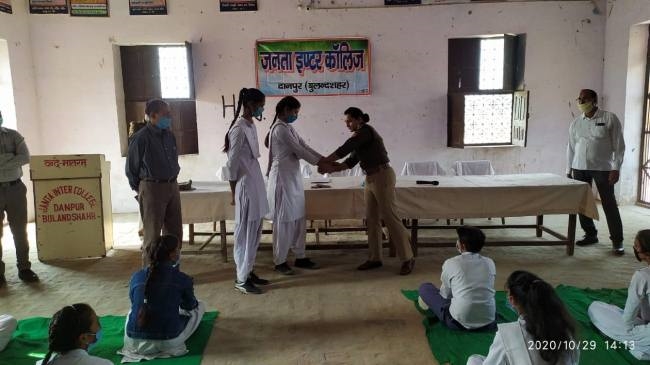 सीओ ने छात्राओं को सिखाए आत्मरक्षा के गुण