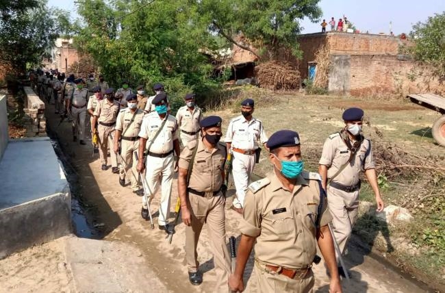 पुलिस फोर्स ने गांवों में पैदल मार्च कर बनाया चुनावी माहौल