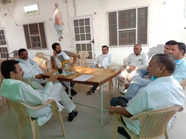 विकास कार्यों को गति देने की मांग, विधायक से मिले पार्षद