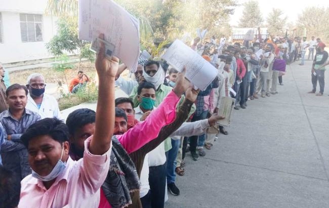 टोकन के लिए 'लाइन में किसान'