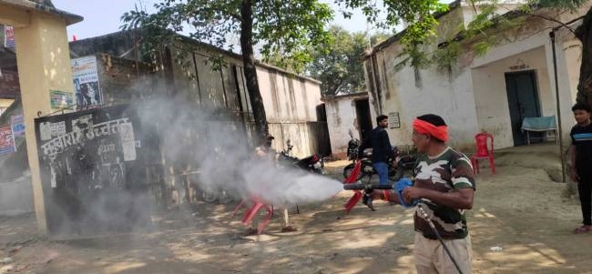 फायर ब्रिगेड की मदद थावे में मतदान केंद्रों को किया गया सैनिटाइज