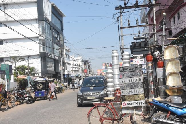 फुटपाथ का हो रहा व्यावसायिक उपयोग, बीच सड़क पर चल रहे पैदल यात्री