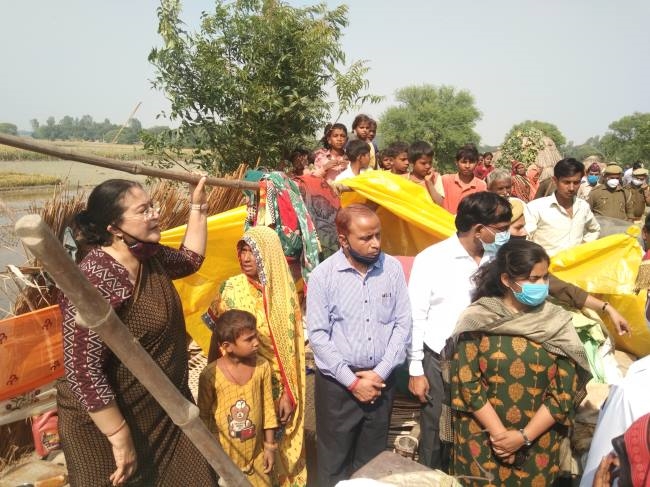 बाढ़ पीड़ितों की शिकायतें सुन नोडल अधिकारी हैरान, लेखपाल व सेक्रेटी निलंबित