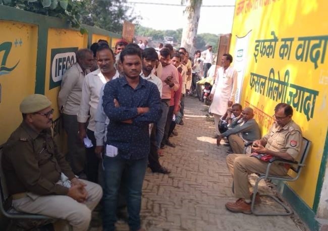 पुलिस की मौजूदगी में वितरित की गई डीएपी