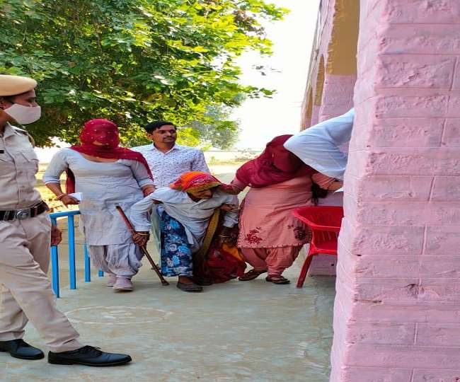 Ellenabad ByPoll Voting: ऐलनाबाद उपचनुाव को लेकर ग्रामीण आंचल में उमड़े मतदाता, शहरी क्षेत्र में मतदान प्रक्रिया धीमी