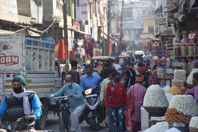 ऐसे तो नहीं टूट सकेगी कोरोना की चेन