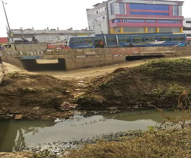 पटना में रामलखन पथ पर एक पुलिया से नहीं चल रहा काम, रोज लग रहा जाम