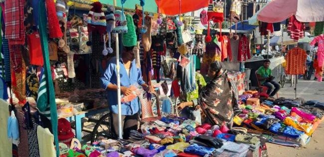 मौसम का बदल रहा मिजाज, ऊनी कपड़ों से सजा बाजार