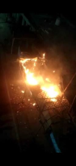 थोक व्यवसायी की दो गुमटियां आग से जलीं, लाखों का नुकसान