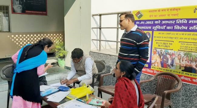 लोकतंत्र में महिलाओं की शत प्रतिशत भागीदारी सुनिश्चित करने के लिए बनाए गए वोट: एसडीएम नवीन कुमार