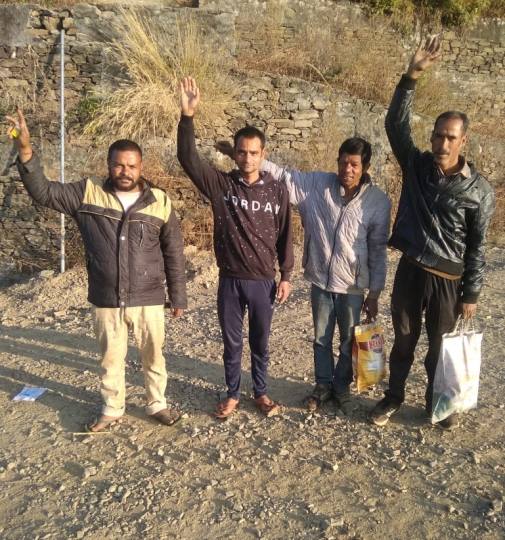 तड़ीगांव-रावलगांव मोटर मार्ग पर जान जोखिम में डालकर सफर कर रहे लोग
