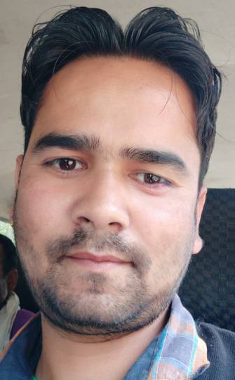 लोहाघाट में टैक्सी स्टैंड के अभाव में वाहनों को सड़क किनारे खड़ा करना मजबूरी