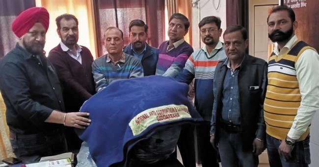 मरीजों के लिए कंबल किए भेंट