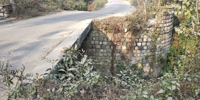तीतरों में जान ले रही पुलिया, सिस्टम खामोश
