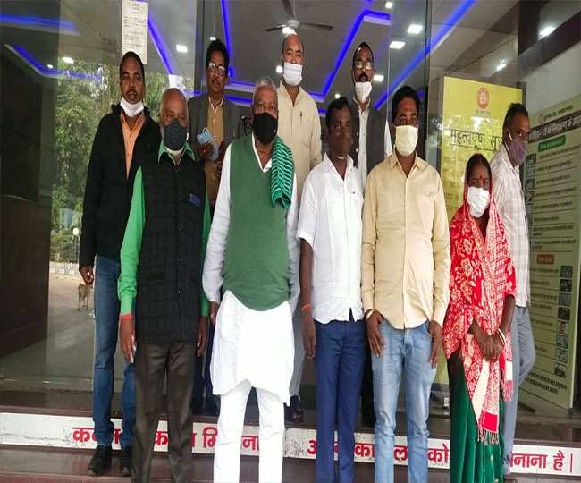 Dhanbad: डीसी- इंटरसिटी ट्रेनों के परिचालन सहित यात्री सुविधाओं को लेकर मथुरा ने डीआरएम को सौंपा ज्ञापन