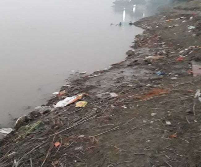 गंगा में बहाए जा रहे मवेशियों के शव, फेंका जा रहा कूड़ा, मुंगरे में NGT नियम बना मजाक