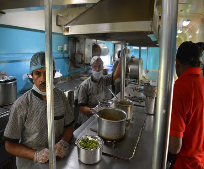 Indian Railway: अब सफर होगा सुहाना...कल से मेल व एक्सप्रेस ट्रेनों में शुरू हो रही पैंट्रीकार सुविधा