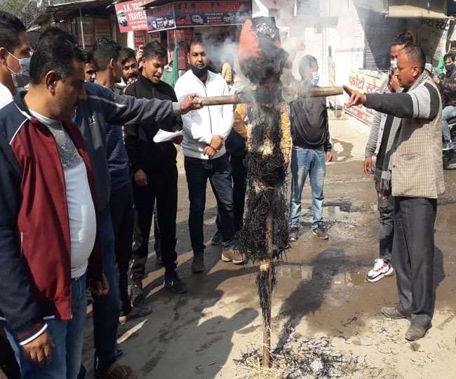 उजपा नेता कनक धनाई की गिरफ्तारी के विरोध में कार्यकर्त्ताओं ने विधायक का पुतला फूंका