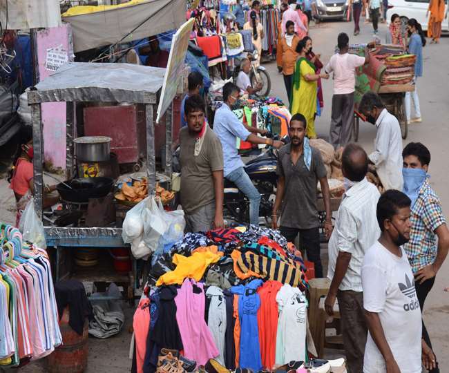 Bihar Lockdown News: बिहार के भभुआ में गाइडलाइन को ताक पर रखकर खुल रही दुकानें, प्रशासन भी मौन