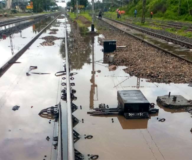हावड़ा रेलखंड के गुरपा स्टेशन में रेल ट्रैक पर जमा बारिश का पानी, ट्रेनों के परिचालन पर असर