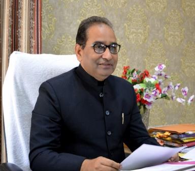 राजकीय महाविद्यालय नवाबगंज पहुंचे कुलपति ने किया कॉलेज का निरीक्षण, बोले- सभी निर्माण कार्यों की कराई जाएगी जांच