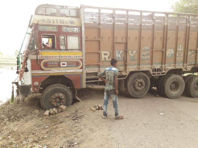 ट्रक फंसने से आवागमन बाधित
