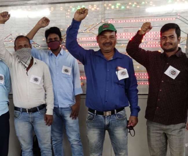 Indian Railway: रात्रि भत्ते में कटौती के खिलाफ रेलकर्मी मना रहे काला दिवस, कार्यस्थलों पर बिल्ला लगाकर किया प्रदर्शन