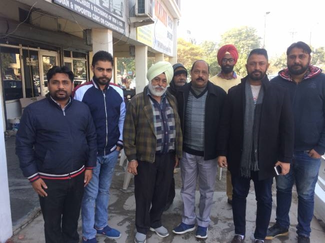 कार बाजार से गाड़ियां हटाने के आदेश के खिलाफ डीलर