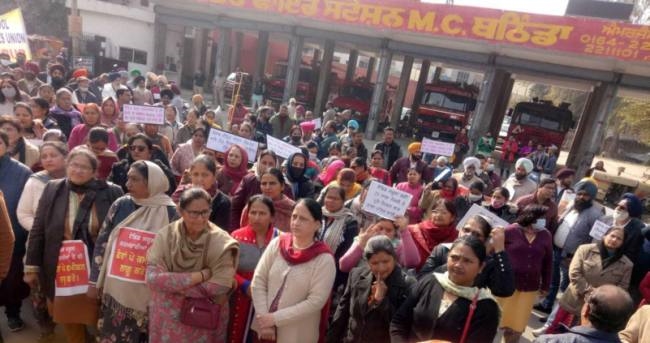 एडिड स्कूल टीचर्स व कर्मचारी यूनियन ने की रोष रैली