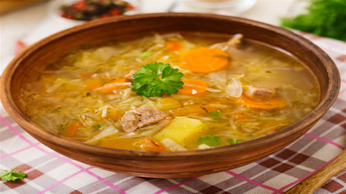 National Cabbage Day: वेट के साथ पेट भी करना है कम तो बनाएं 'पत्तागोभी सूप'